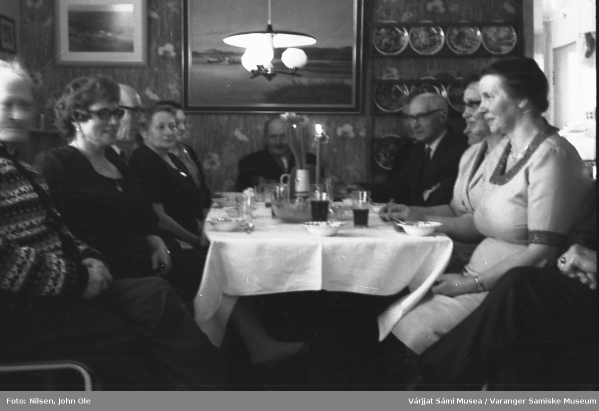 Gruppebilde. Menn og kvinner samlet til selskap med blant annet Anna Pettersen helt til høyre. Helt til venstre Mikkel A. Johnsen, kvinnen med briller til venstre er Louise Mikkelsen. Ukjent sted 1967.