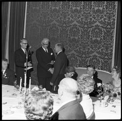 Jubilantfest i Sandefjord. Generaldirektør Østbye overrekker