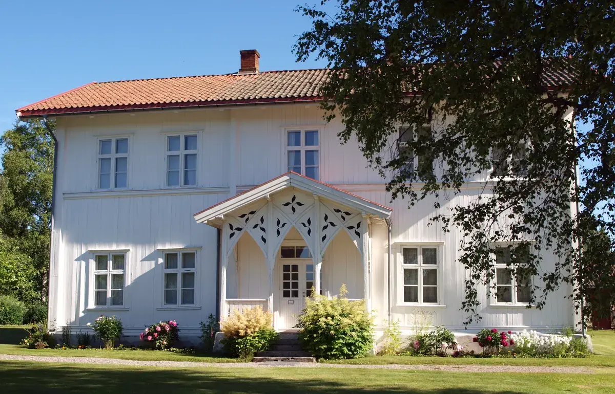 Oversiktsbilde av fronten på gamle Matrand skole.