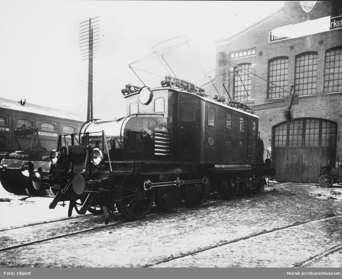 Elektrisk lokomotiv type El 1 nr 2001 på Thune's mek. Værksted før levering