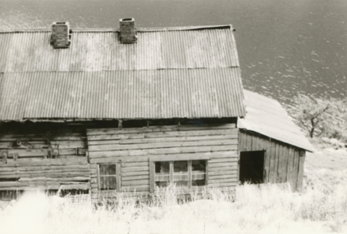 Dokumentasjonsbilder i serie av et gammelt småbruk med våningshus m.m. i Matvika, Geirangerfjorden.