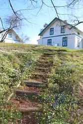 to hvite hus med ei trapp i forkant