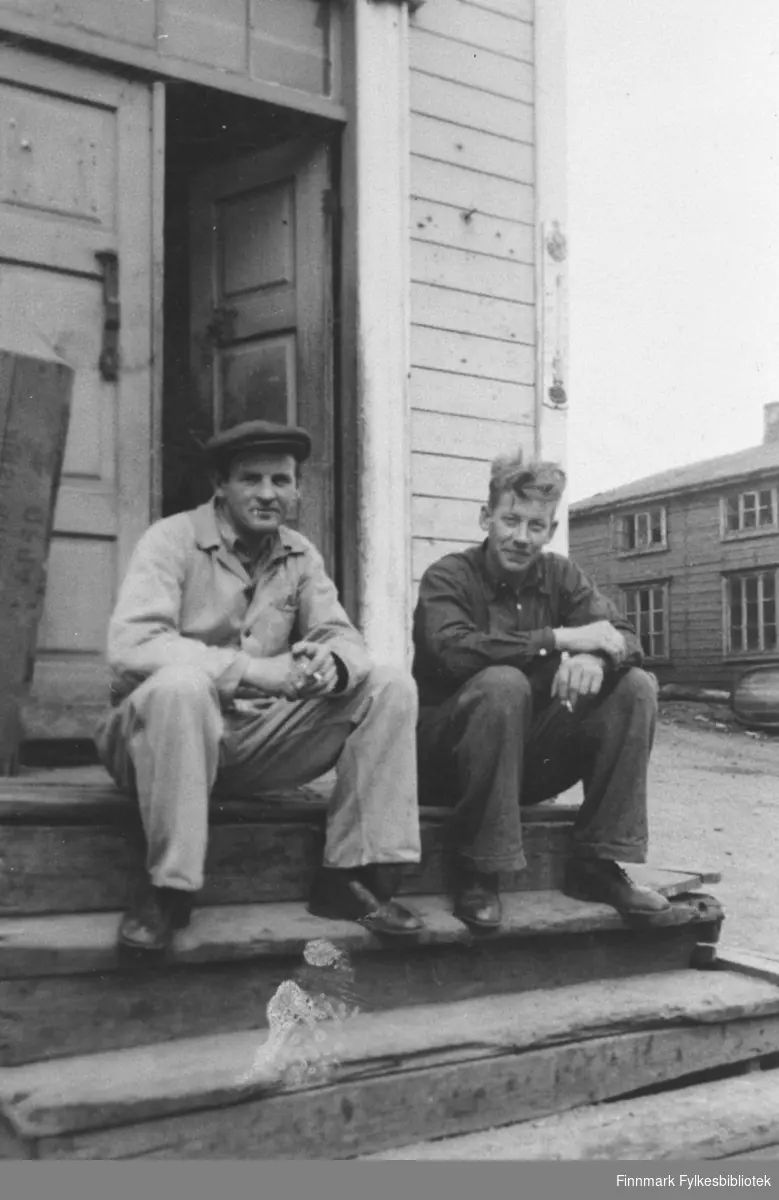 Hilmar Borch og Bernhard Abrahamsen på trappa til den gamle Moe-butikken i Kiberg. Butikken var i bygningen som "Proden" hadde sine kontorer.