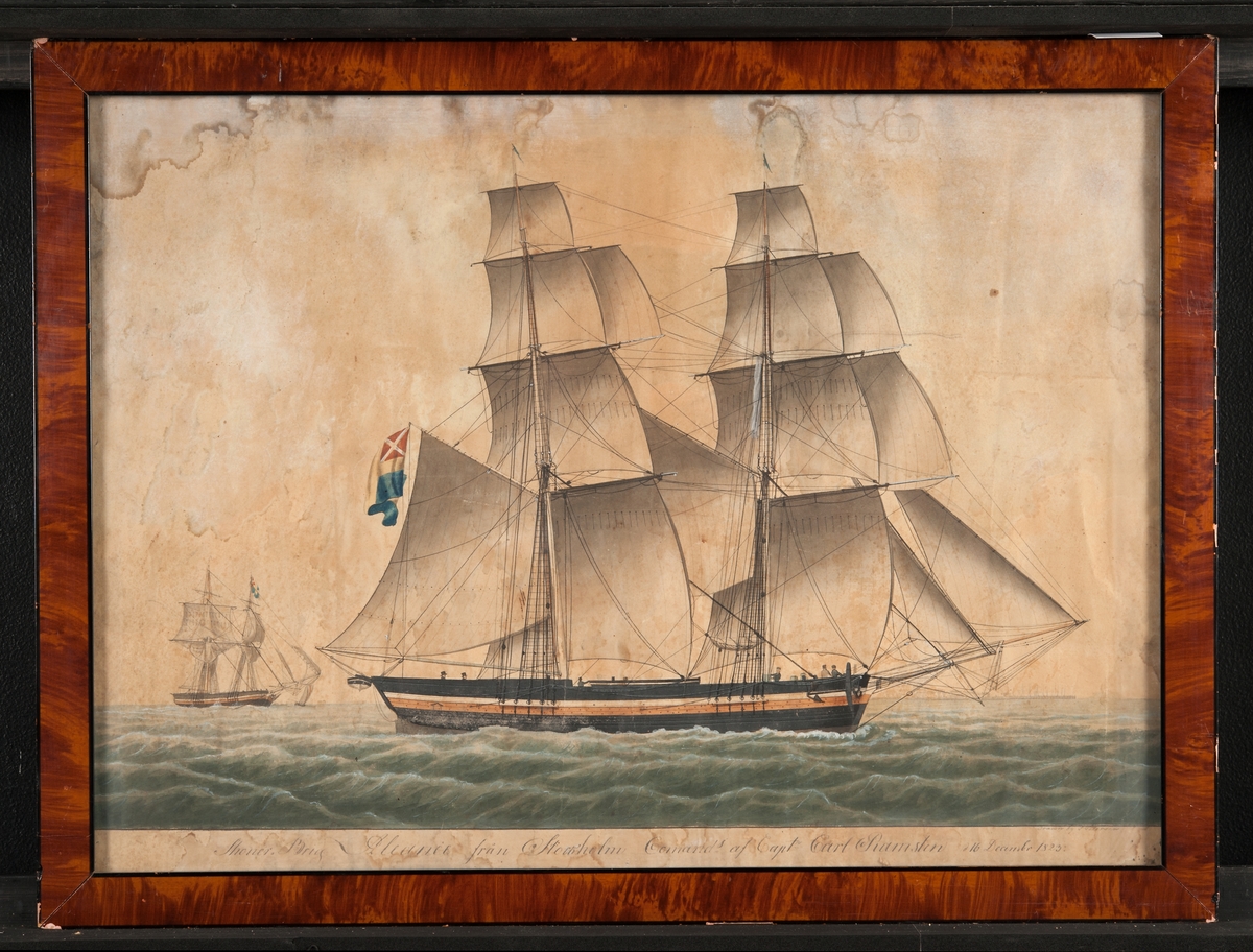 Fartyget seglar bidevind för styrbords halsar och visar svart sida med gul och vit rand. Svensk flagg med äldre unionsmärket (1818-1844). Till vänster i bakgrunden en lotskutter. Rederi Sterky & Co.