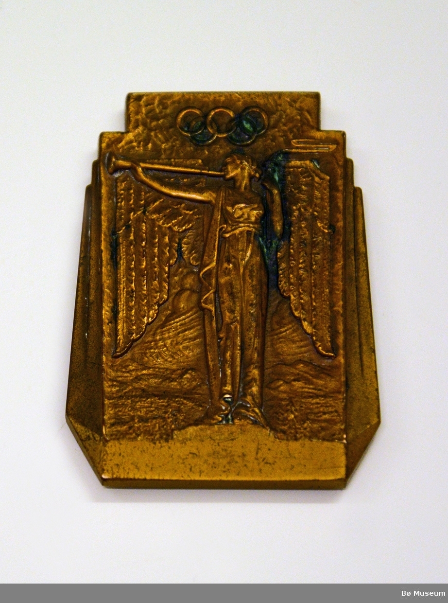 Deltakermedalje/minneplate fra de 3. Olympiske Vinterleker - arrangert i Lake Placid, New York, USA i 1932.
Påskrift:
"III OLYMPIC WINTER GAMES LAKE PLACID 1932"