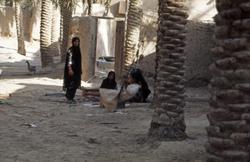 Kvinner og barn i landsbyen.