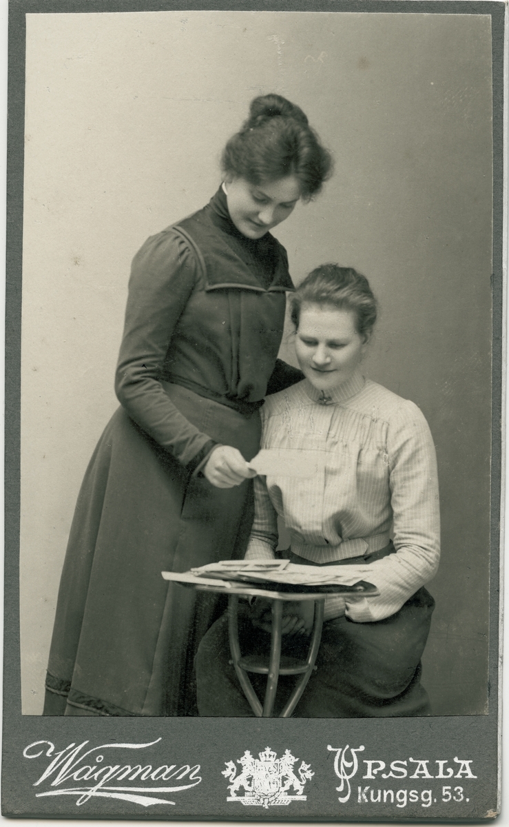 Kabinettsfotografi - två kvinnor, Uppsala tidigt 1900-tal