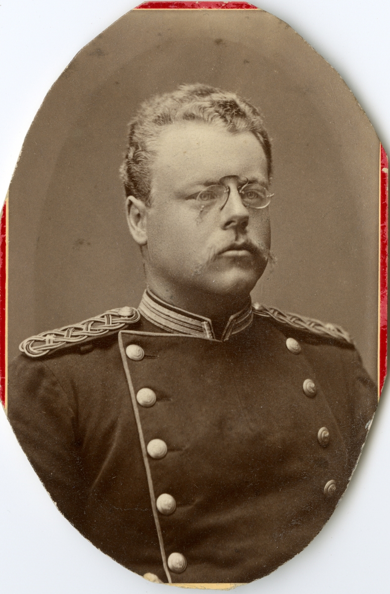 Porträtt av Conrad August Falkenberg, kapten vid Södermanlands regemente I 10.

Se även bild AMA.0000871, AMA.0007253 och AMA.0007700.
