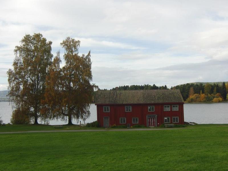 Løtenbygningen er et stort, rødmalt trehus i to etasjer som ligger idyllisk til helt nede ved Mjøsa.