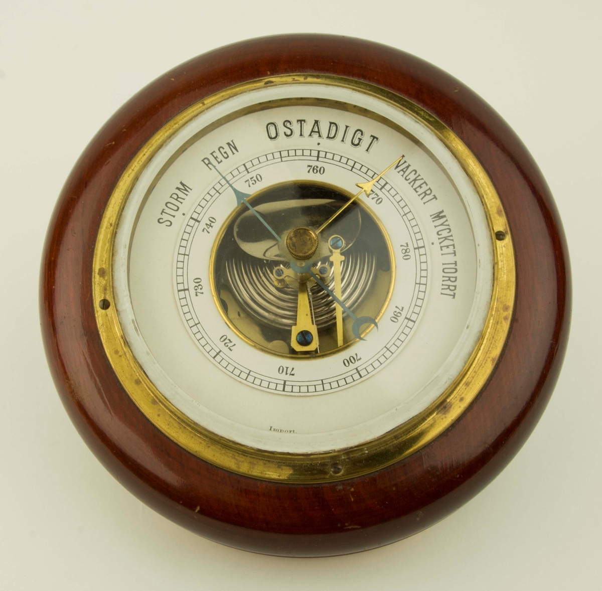 Barometer i mörkbrunt trä tillhörande propellertyp Tummelisa. Inköpt av Ö.F.S. LUFFT