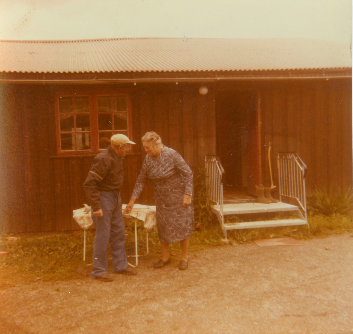 Egjerd Herbrandsdtr. Brennhovd og Gustav William Sæther uanfor hytta.