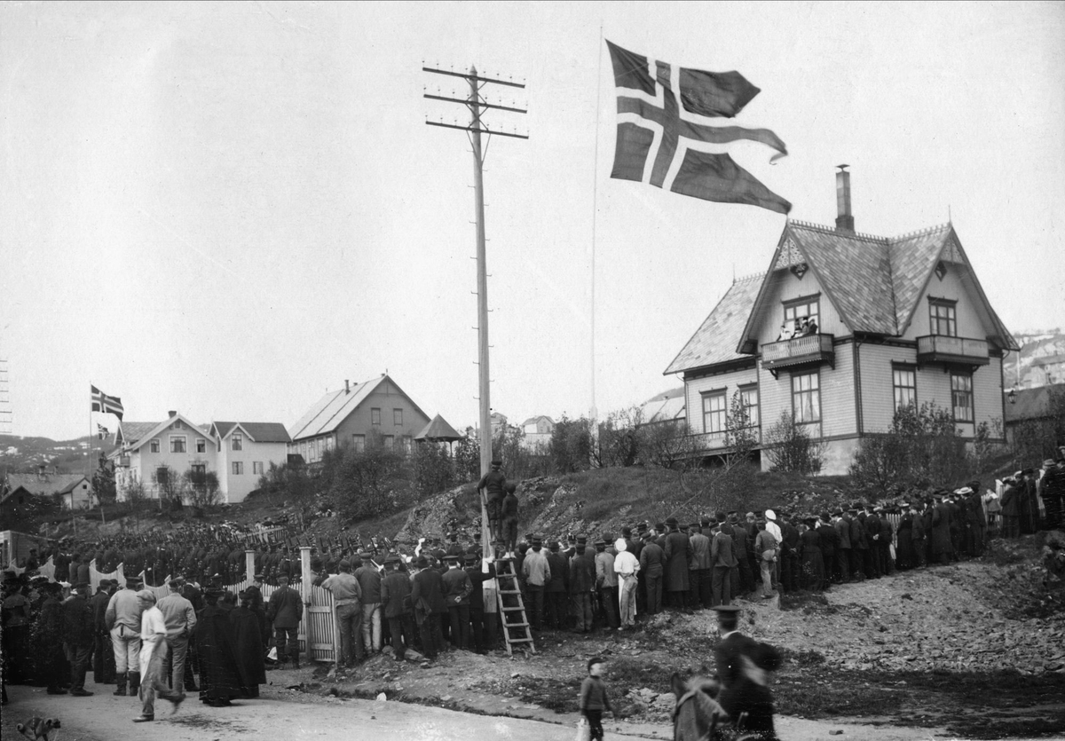 Flagget heises i Generalhagen etter at budskapet om unionsoppløsningen har nådd byen.