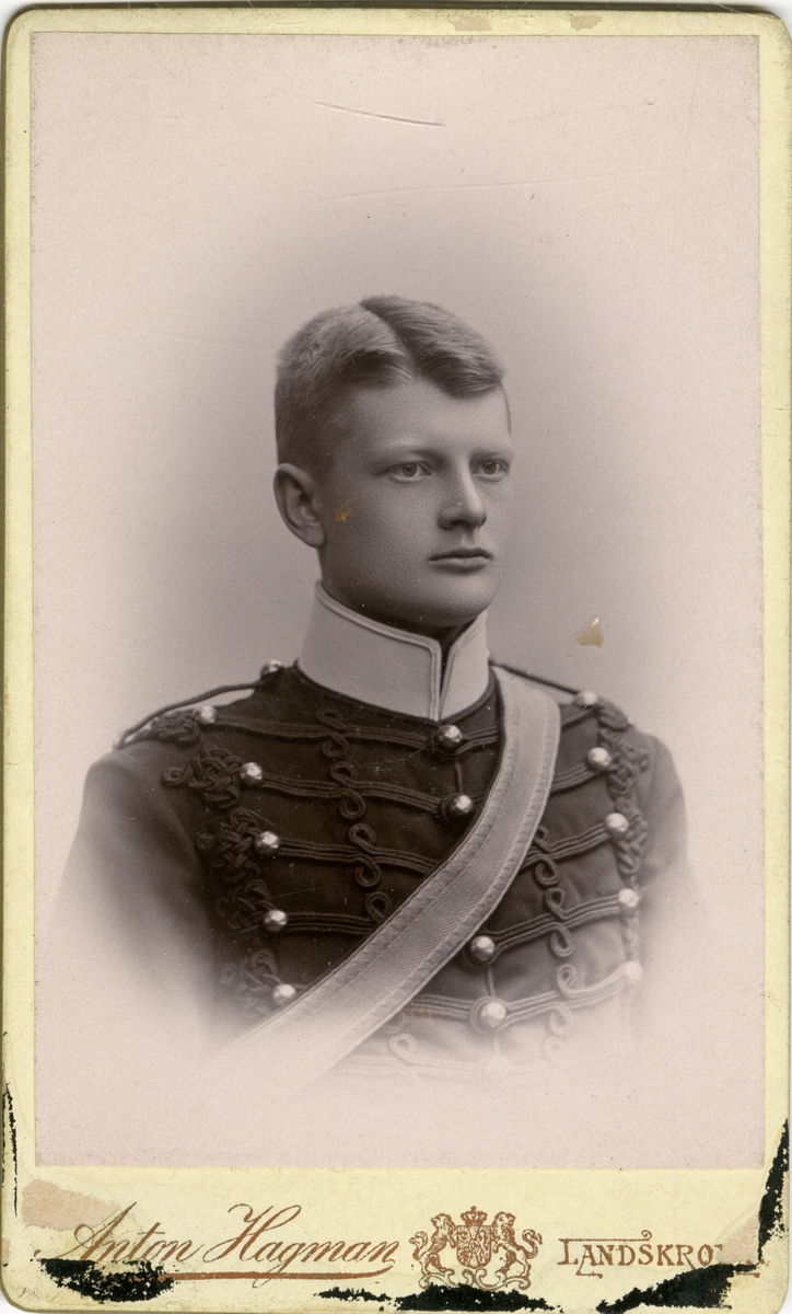 Porträtt av Otto Magnus Francke, officer vid Wendes artilleriregemente A 3.
Se även AMA.0007266, AMA.0007248, AMA.0007247, AMA.0009474 och AMA.0007235.