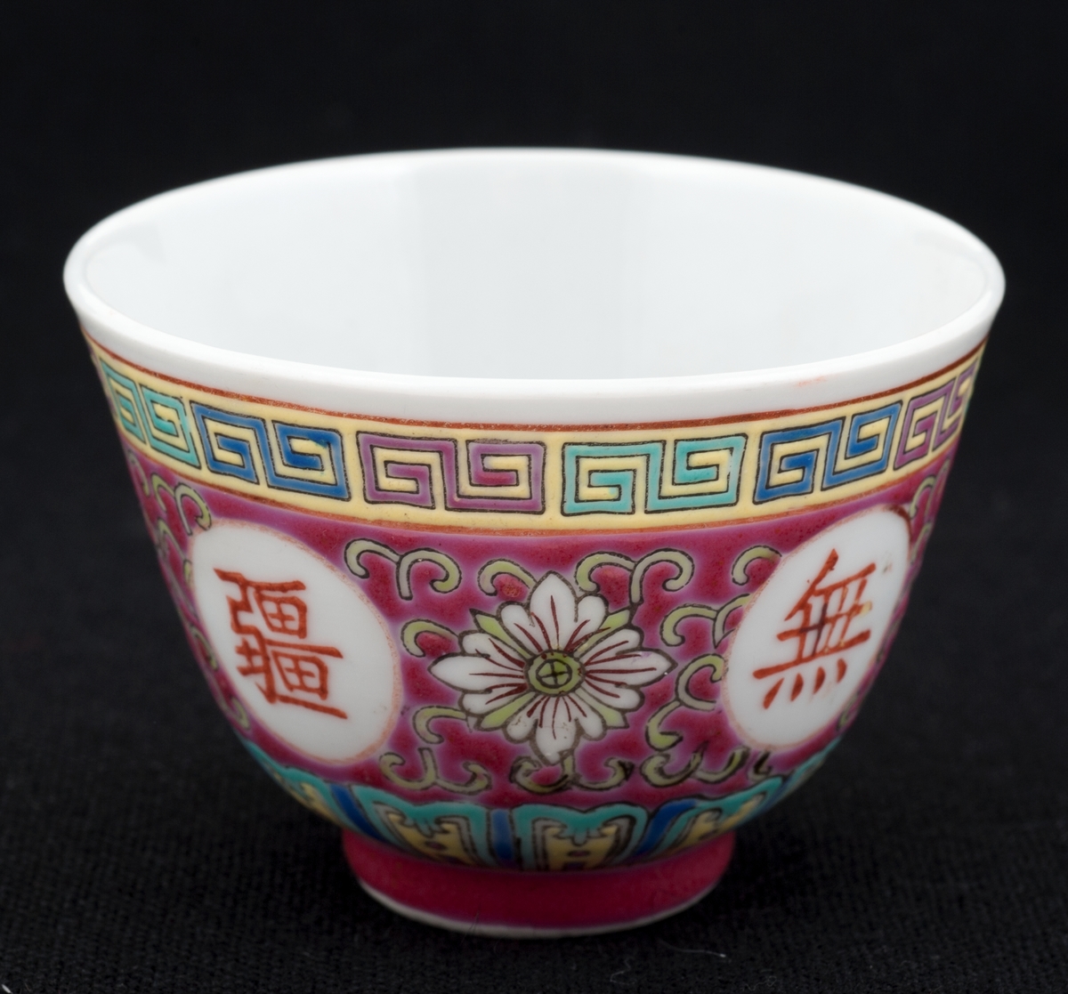 Flerfarget kinesisk mønstrert kopp