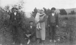 Fotosamling etter Hans Tveito. "Gruppe på fem fotografert ut
