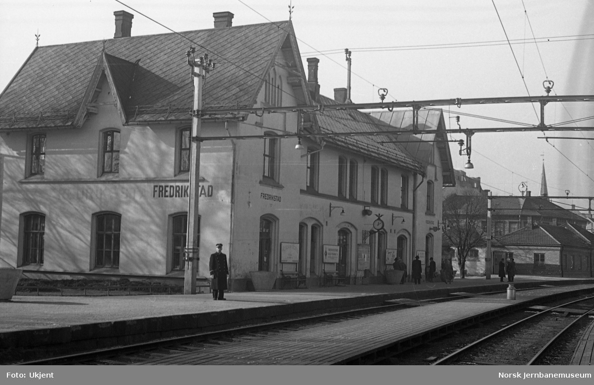 Fredrikstad stasjon, stasjonsbygningen
