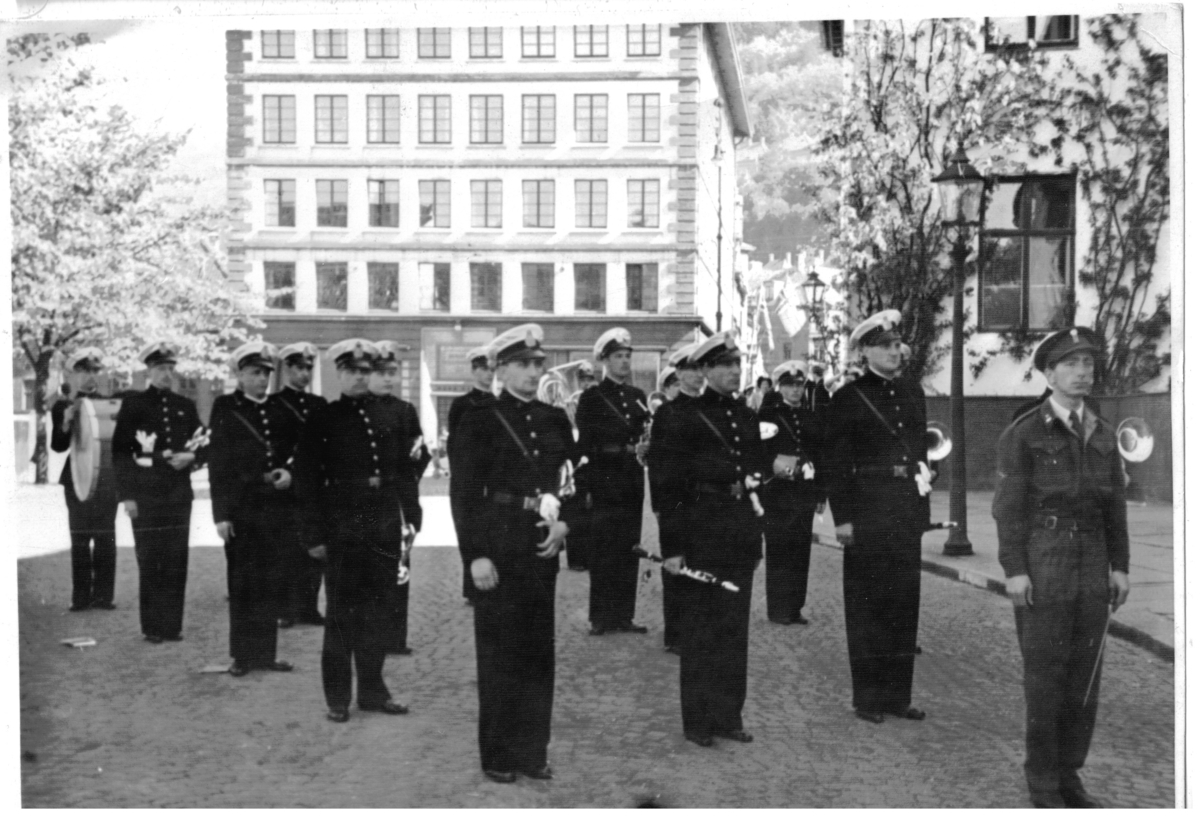 To bilder av politiorkesteret, en under oppstilling i 1949, og en antagelig fra en 17. mai.