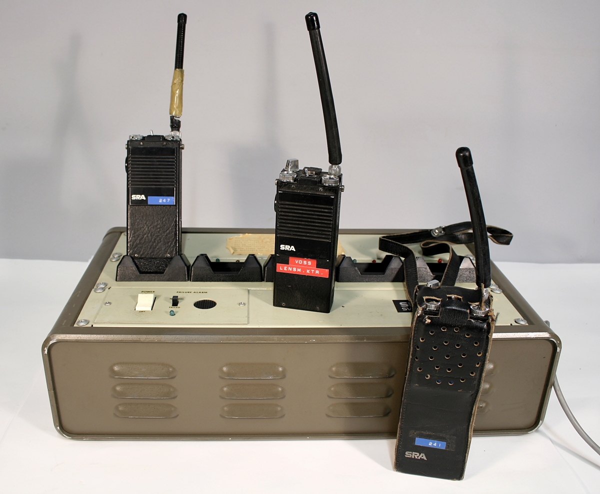 Ladestasjon med plass til fem radioer. 

Tre radioer i etui (en uten batteri). 

En ladestasjon for enkel radio.