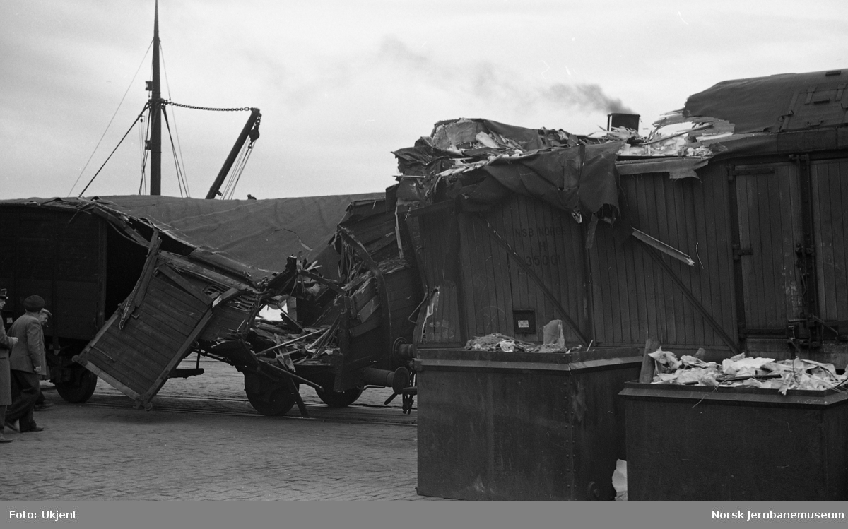 Skadde godsvogner etter kranvelt på Grønlibrygga 26. april 1952