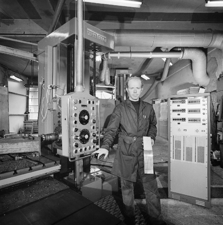 Torfin Rostøl, bas på Kvernelands Fabrikk AS, ved siden av et numerisk styrt bore- og freseverk.