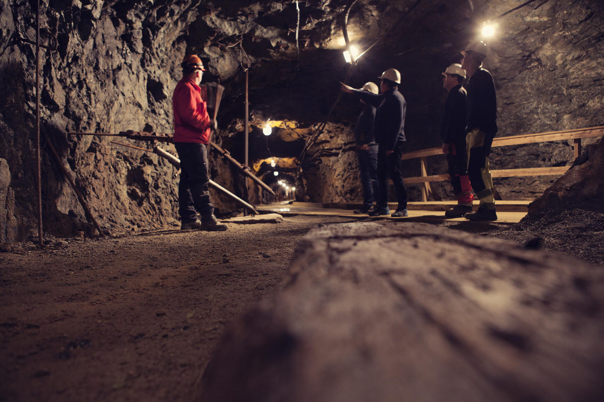 På omvisningsrunden i Gammelgruva stopper vi opp og forklarer om driftsmetoder i gruva gjennom 333 år med gruvedrift