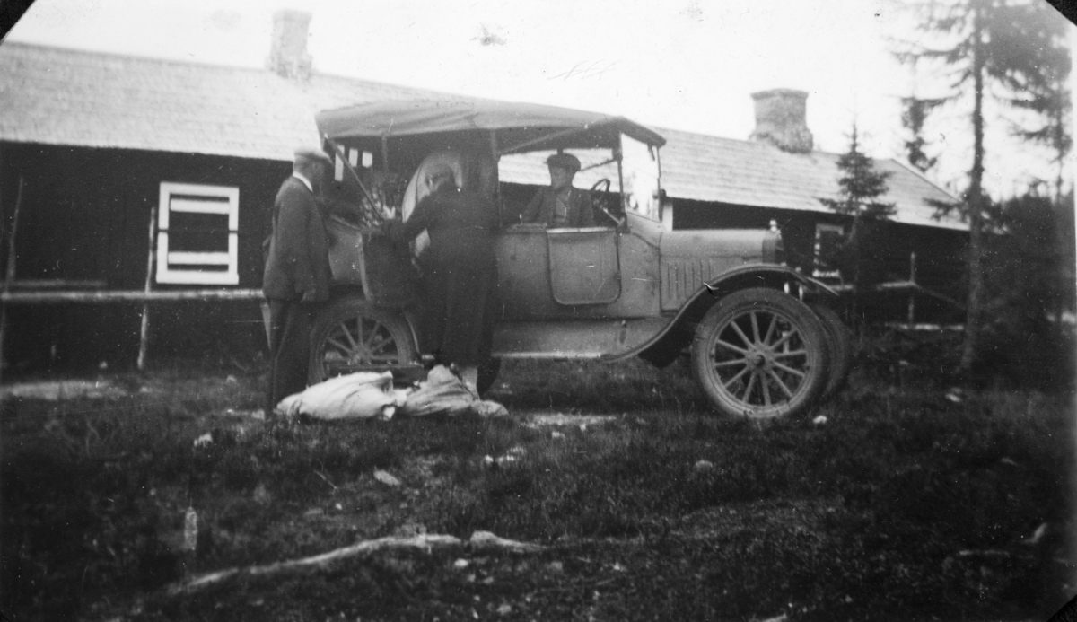 Imerslund, Østre. 30-1. Hjemreise fra Nysetra.  Martinus Svenkerud, Anna Svenkerud, personbil, Ford T årsmodell 1919-1922.