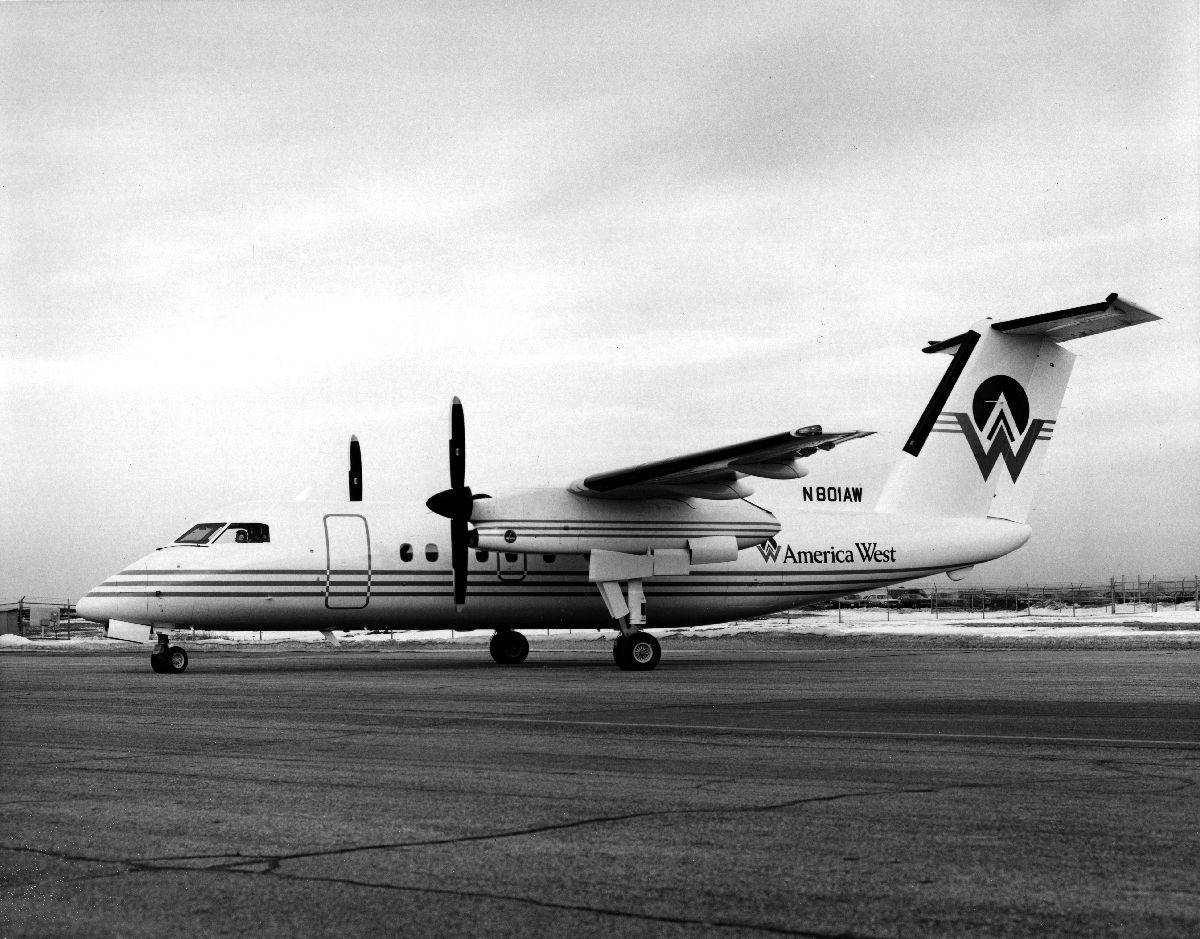 Lufthavn/Flyplass. Et fly, De Havilland Canada DHC-8, DASH8, fra selskapet America West, parkert.