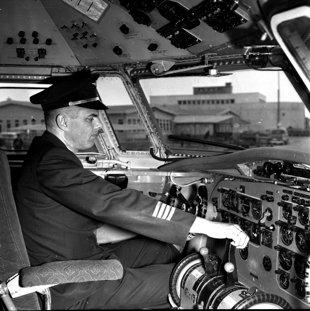 Lufthavn/Flyplass. I cockpit til et fly , F.27 Fokker fra Braathens SAFE, sitter 1person/ pilot (kaptein).