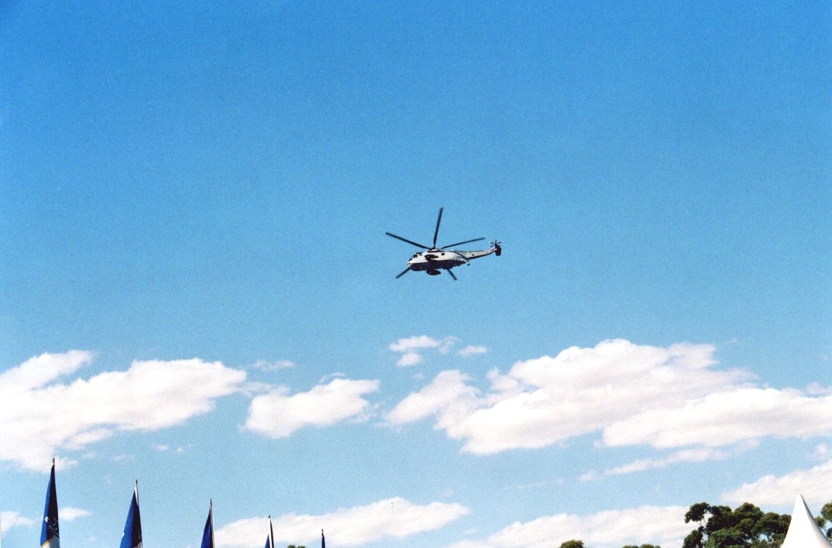 Et helikopter av typen Sea King, flyr oppvisning under et flystevne.