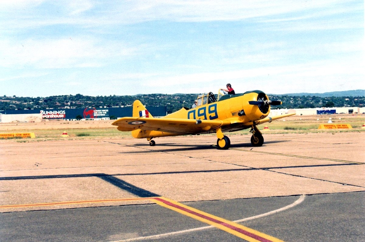 Et T-6 Harvard, parkert på oppstillingsplassen til beskuelse for fremmøtte interesserte undet et flystevne.