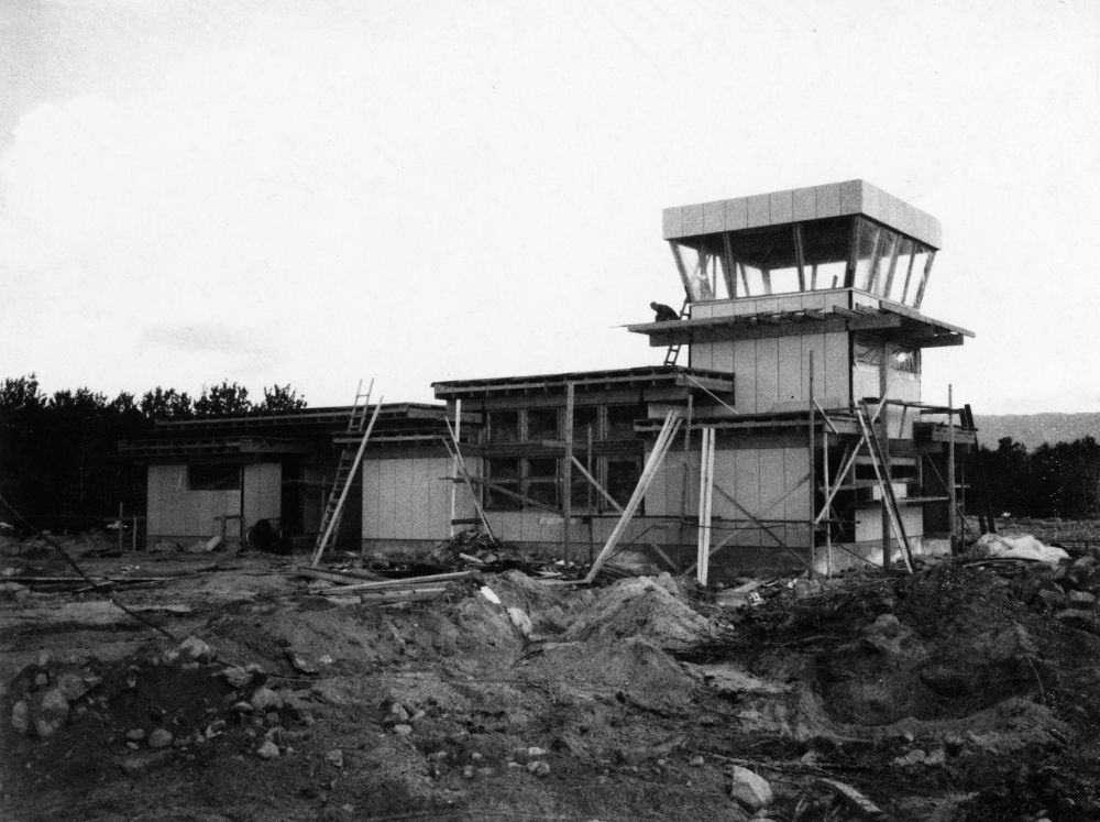 Lufthavn/Flyplass. Brønnøysund. En bygning under oppføring som skal bli Flyekspedisjon og Flytårn når det er ferdig bygget.