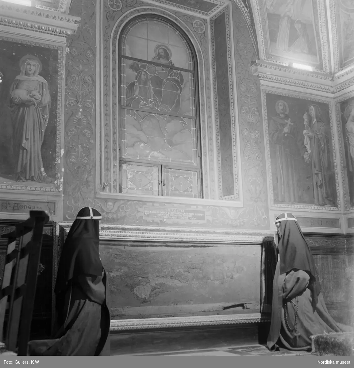Två nunnor som ber vid den bordsskiva som den heliga Birgitta lyftes upp för att dö på