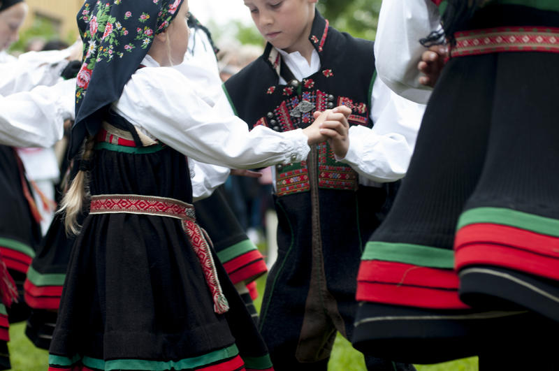 Barn i setesdalsbunad danser