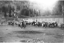 17. maileikar for born på Rolvshusjordet i 1945. I bakgrunne