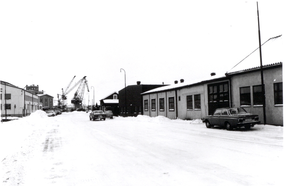 De gamla magasinsbyggnaderna i f d Ölandshamnen, numera servicebyggnader för gästhamnen.