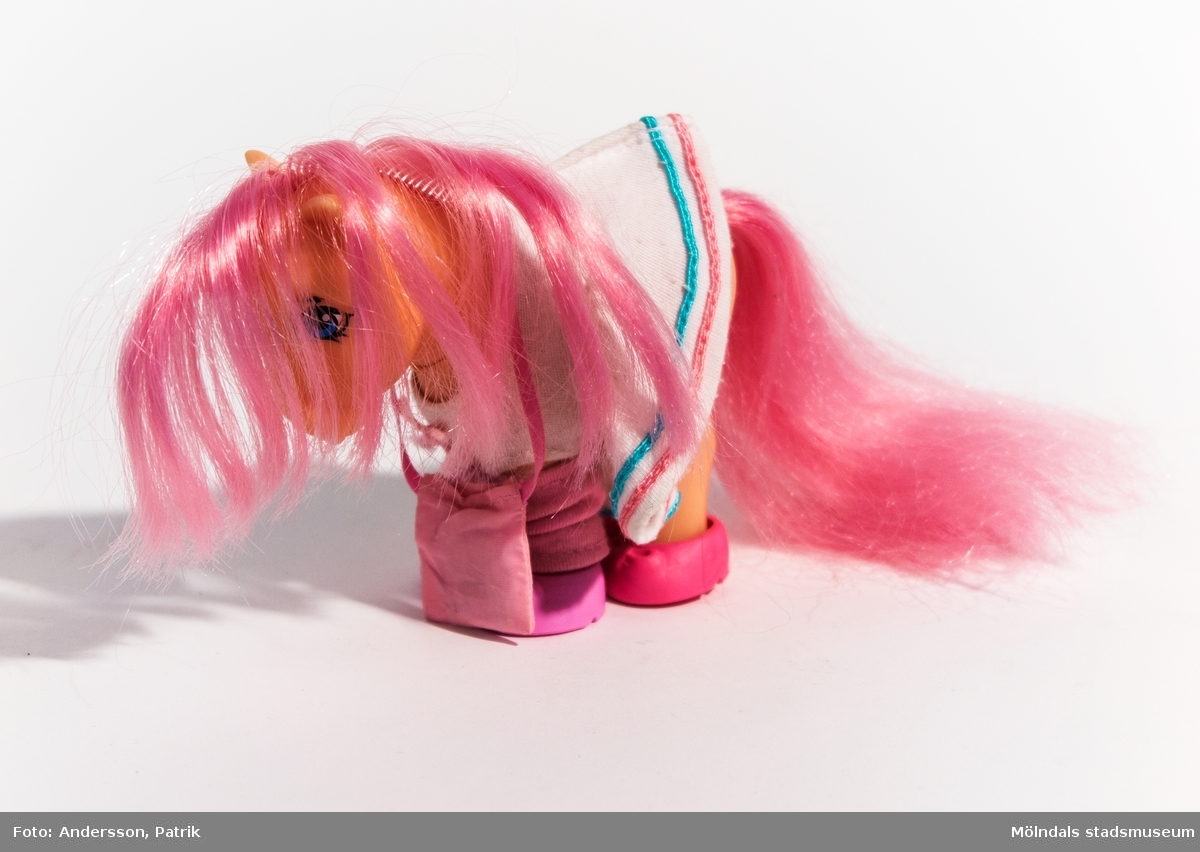 My Little Ponyn, Peachy. 
Peachy är en beigefärgad häst med rosa man, svans och blå ögon. Hennes symbol som sitter på hennes flankel, är 12 st rosa hjärtan på högra sidan och 11 st på den vänstra.  
Hon har även på sig vit tennisklänning, 1 par rosa benvärmare, rosa skor (4st) och en rosa axelbandsväska.

Hästen Peachy lanserades tillsammans med ett stall som var hennes bosatad. Peachy ingår i Generaton 1 av My Little Pony. Generation 1 tillverkades mellan 1982-1995. Sedan lanserades Generation 2, 1997 och Generation 3, 2003.
My Little Pony började säljas i Sverige 1983.