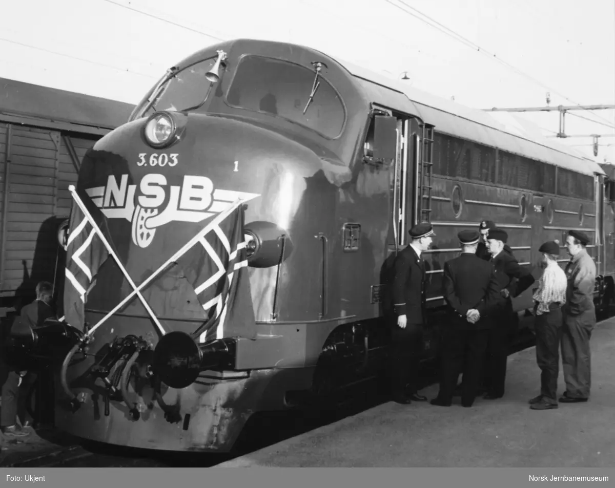 Fra Nydqvist & Holm i Trollhättan ved NSBs overtakelse av diesellokomotiv Di 3 603 : på Trollhättan stasjon før turen til Norge