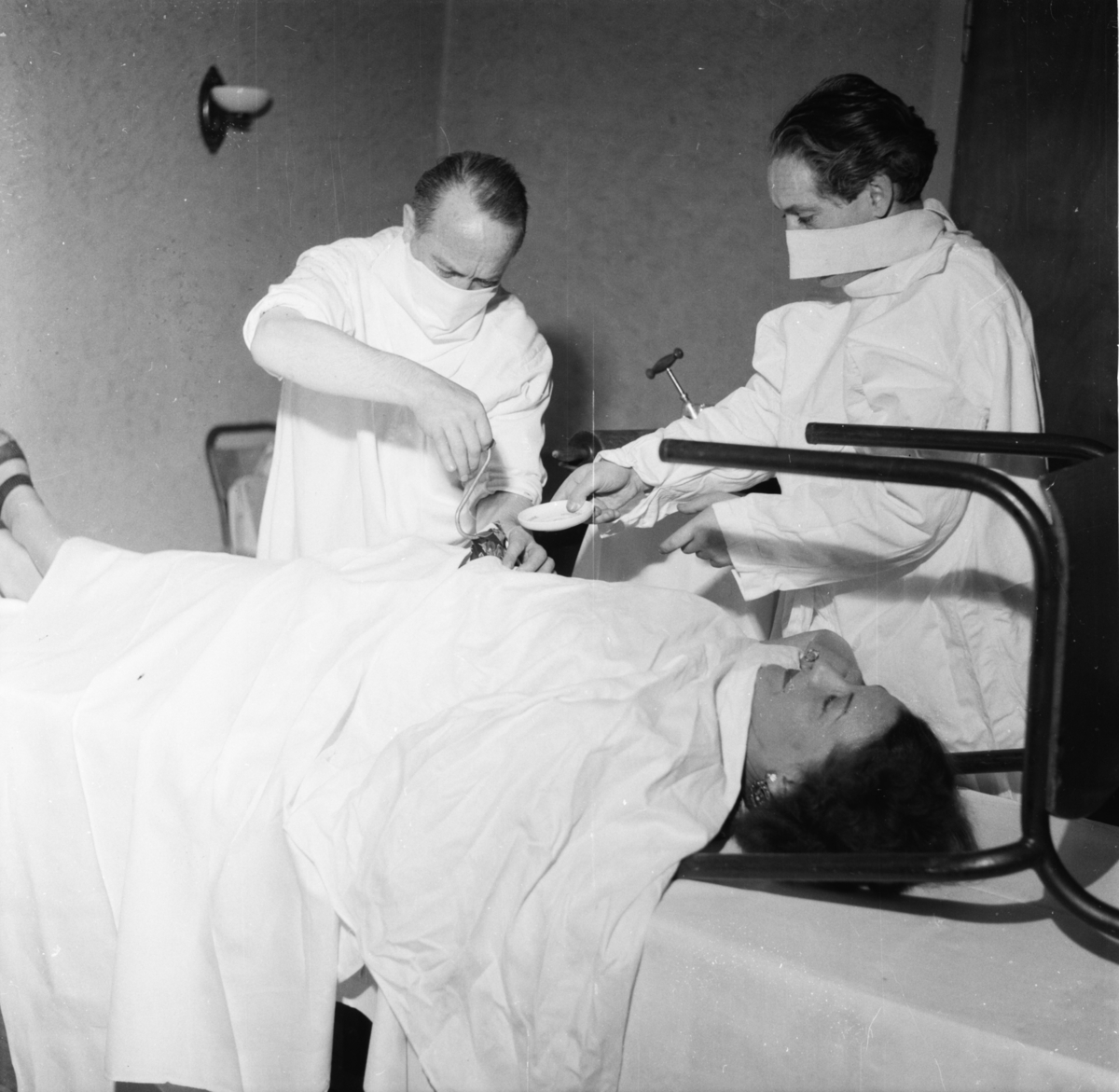 Vardens arkiv. "Operasjon" v/Arvid Nilsen og Dan Foss m/Herberth revyen"  21.05.1954