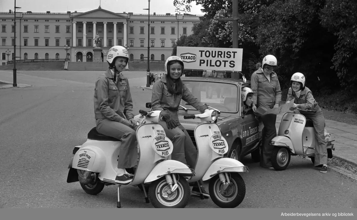 Texacos turistpiloter på Slottsbakken. .Scooter. Vespa..1976.