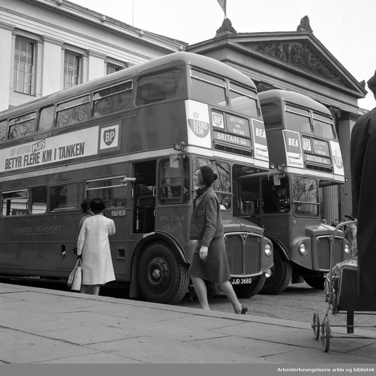 Den Britiske uke i Oslo. 1966..Toetasjes busser fra London Transport på Universitetsplassen.