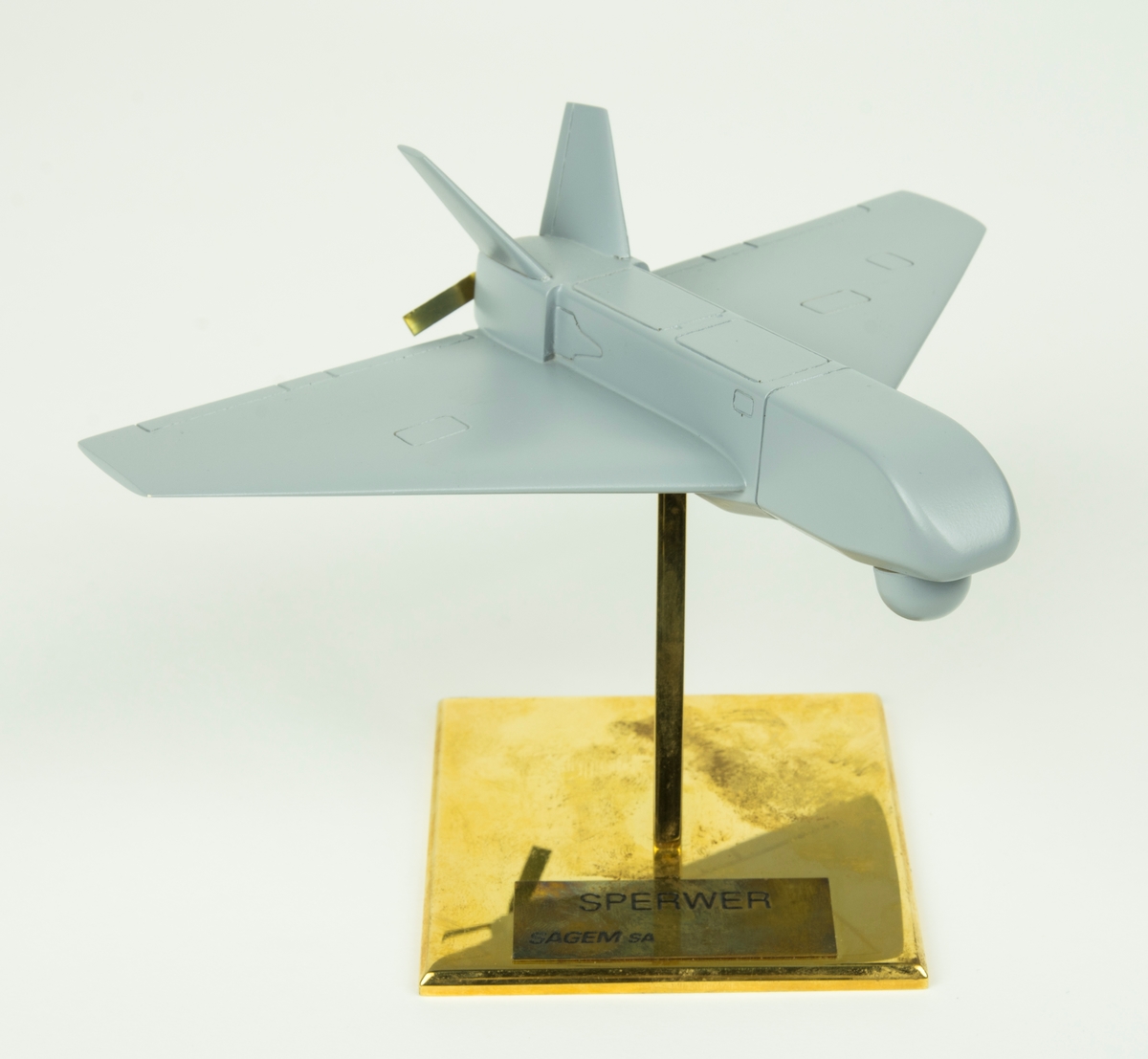 Original UAV-Ugglan modell stående på stativ av mässing
