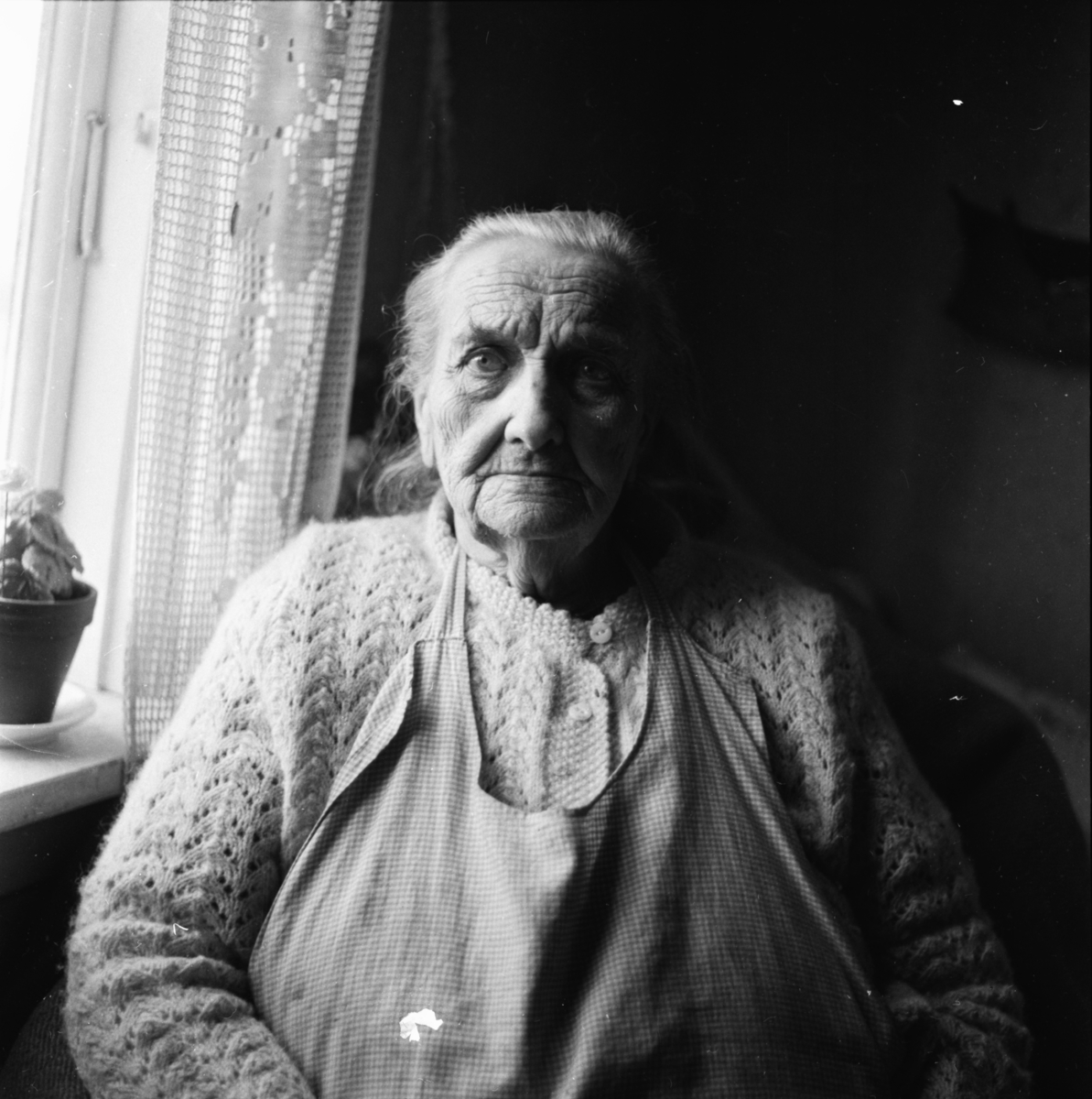 Vardens arkiv. "94 åringen Ingeborg Pedersen, Bøle"  18.05.1954