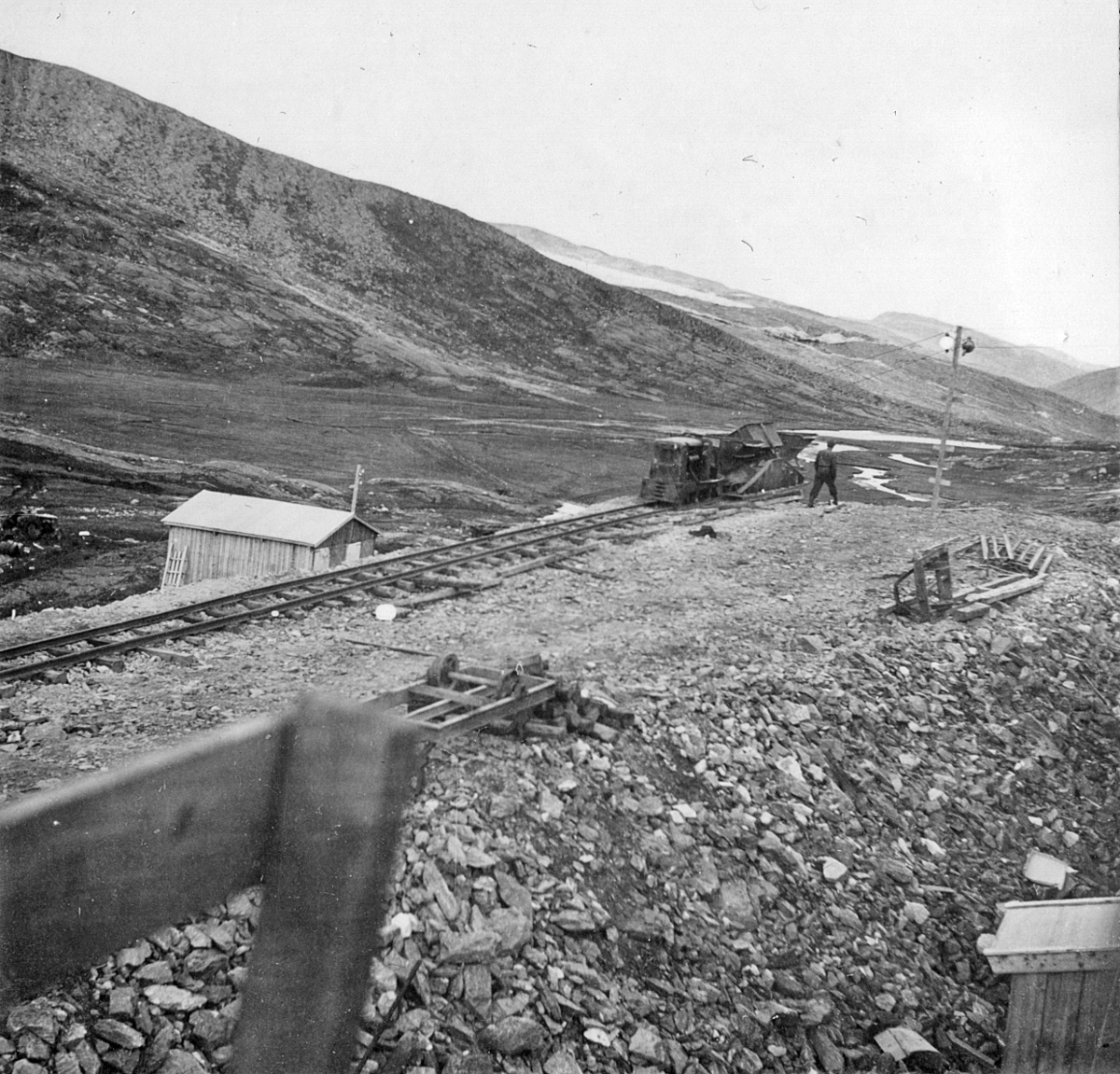 Thorleif Hoffs album 1, side 27. Album fra Thorleif Hoff som dokumenterer anleggsvirksomheten i Glomfjord på 1950-tallet
