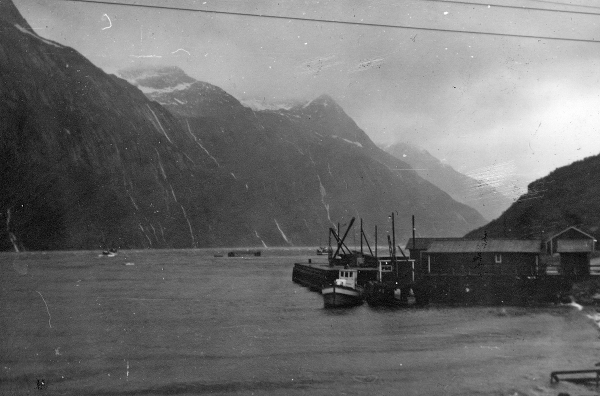 Thorleif Hoffs album 1, side 34. Album fra Thorleif Hoff som dokumenterer anleggsvirksomheten i Glomfjord på 1950-tallet