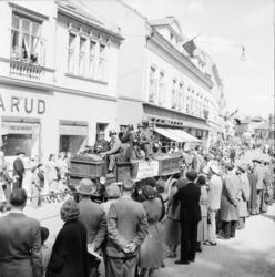 Vardens arkiv. "17 mai feiring"  17.05.1954