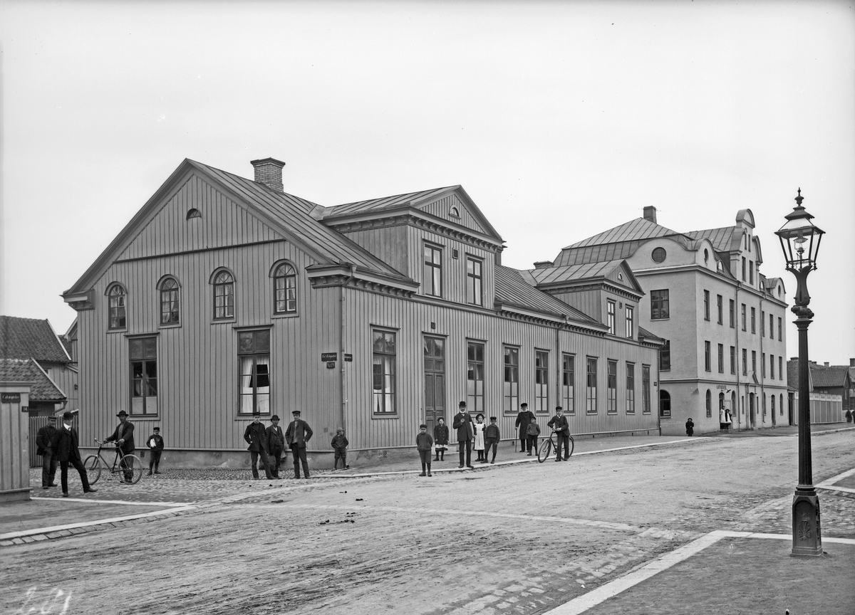 Gamla missionshuset vid Odengatan nr 5 och 7 i Jönköping byggdes år 1860 och användes av Jönköpings Stadsmissionsförening. Det revs drygt hundra år senare för att ge plats åt stadsbiblioteket. Intilliggande stenhus användes av grosshandlare Oscar Johnsson som spannmålsmagasin och i bottenvåningen låg Lantbrukarnas mejeri.