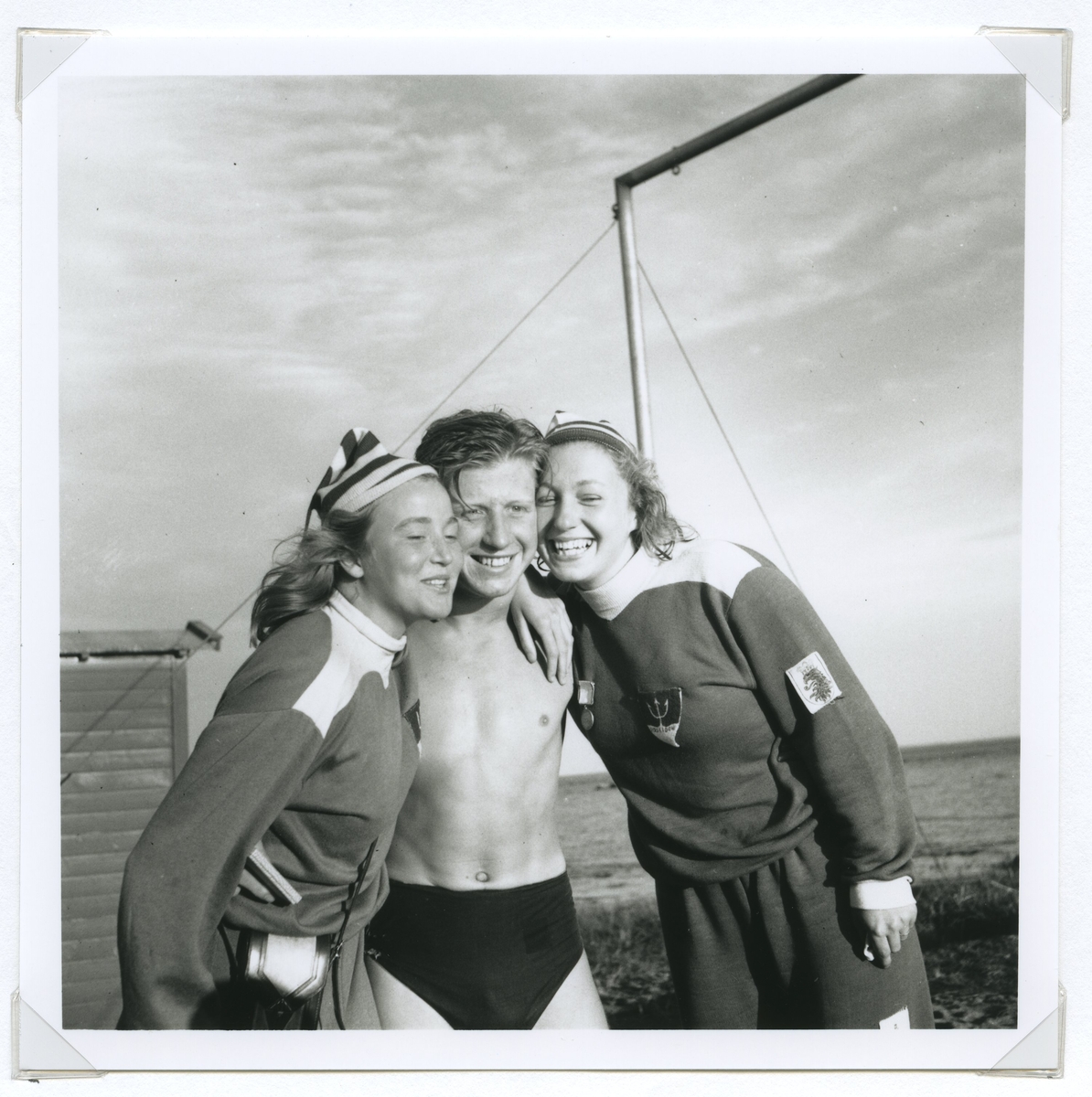 Tre deltagare från SM i simning, som 1946 hölls vid Långviksbadet i Kalmar.