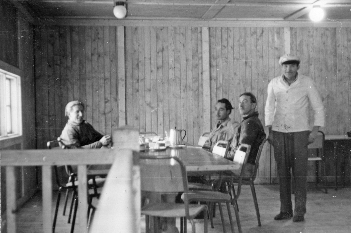 Thorleif Hoffs album 1, side 23. Album fra Thorleif Hoff som dokumenterer anleggsvirksomheten i Glomfjord på 1950-tallet
