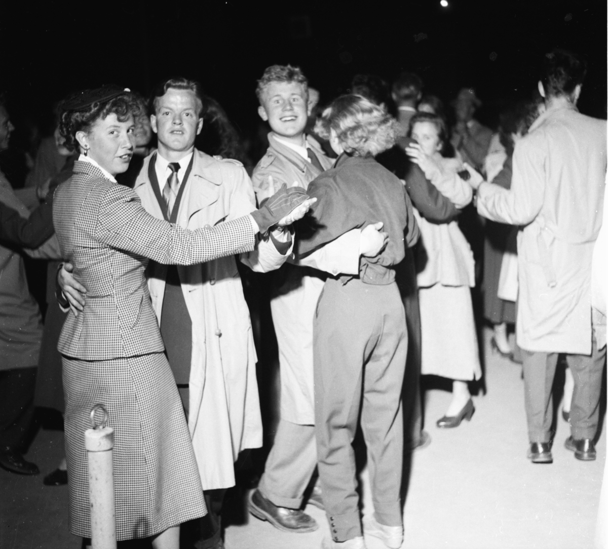 Vardens arkiv. "Første dansen i Brekkeparken"  15.05.1954
