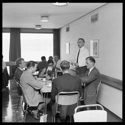 Direktør Harg orienterer.